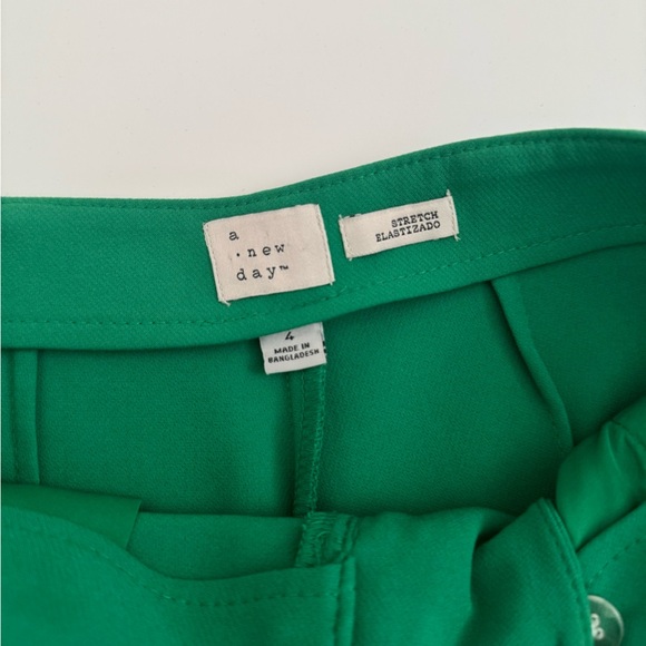 A New Day Women’s Midi Shorts Size 4 Green Tailored Shorts Pockets - Picture 3 of 6